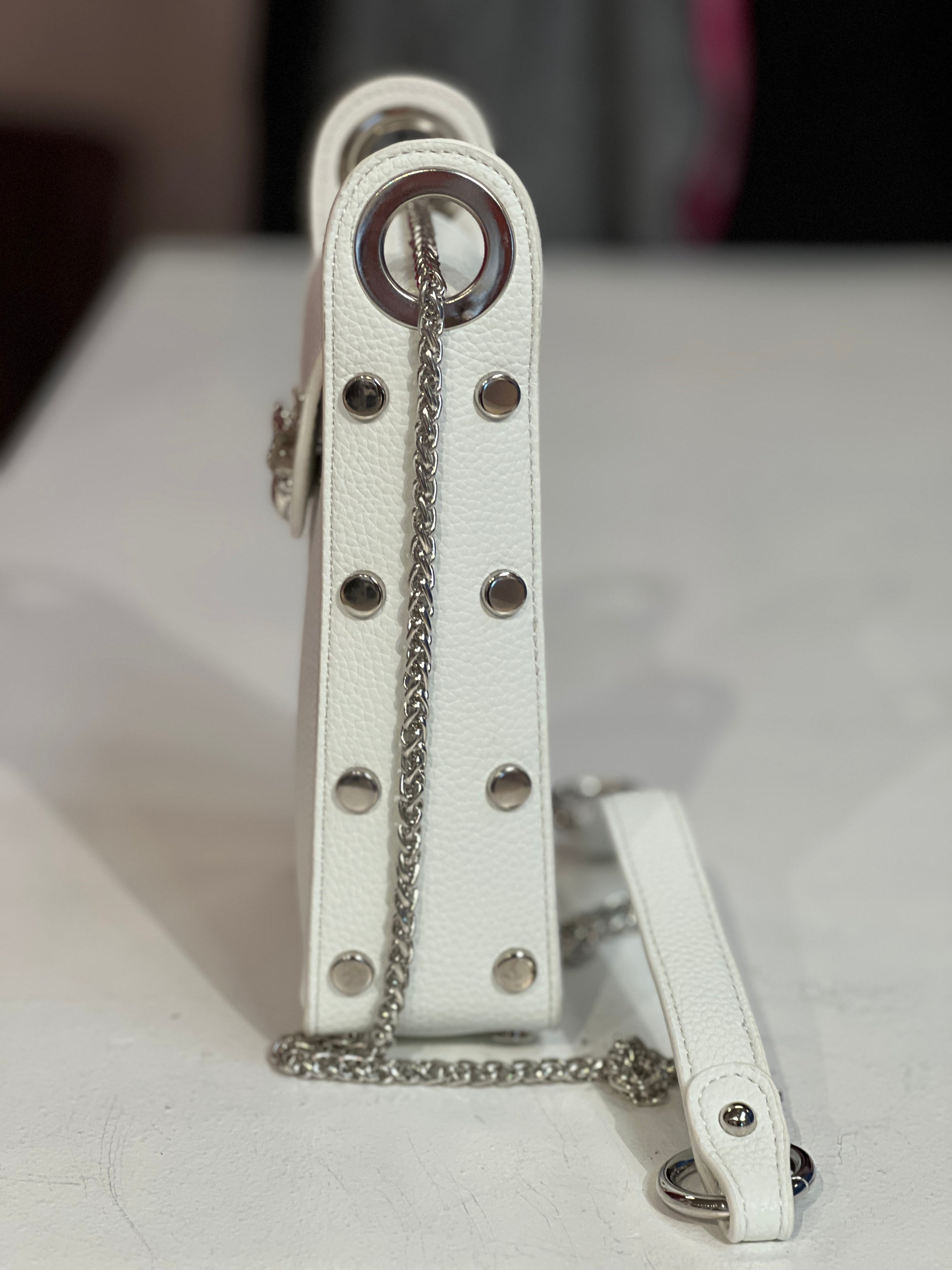 Layla - Cool lille taske med sølv kæde og bi-lukning